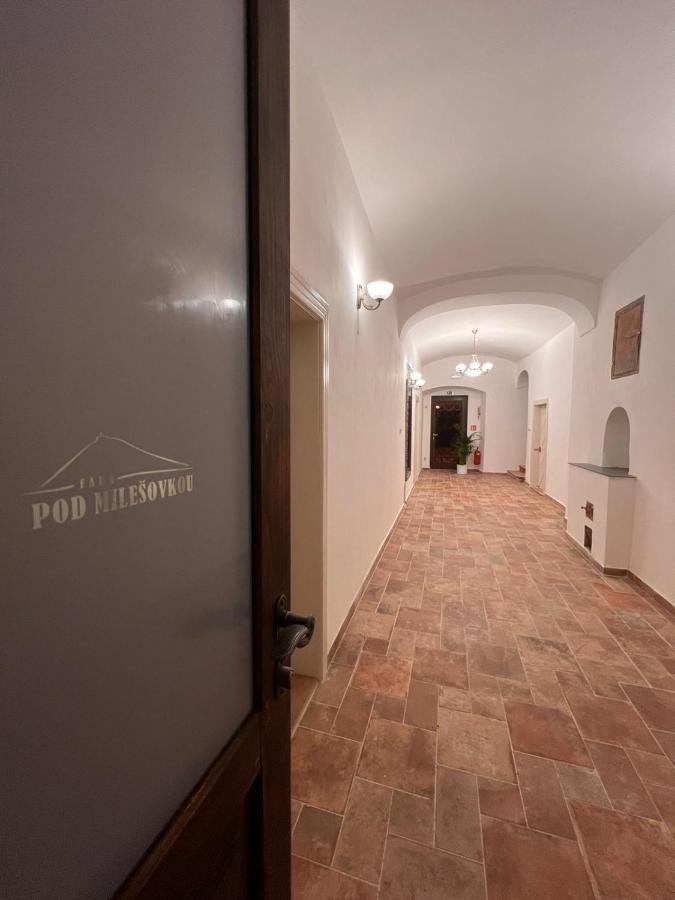 Penzion Fara Pod Milesovkou Velemin Exteriör bild